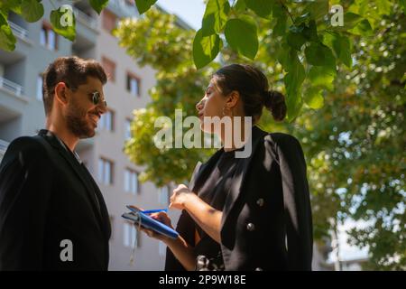 Geschäftsleute unterhalten sich unterhaltsam. Sie machen eine Pause von der Arbeit Stockfoto