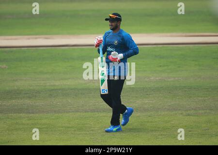 Tigerhauptmann Shakib Al Hasan, da das Bangladesch T20 Cricket Team vor dem zweiten Spiel der Serie bei der Sher-e Bangla National Cricke trainiert Stockfoto