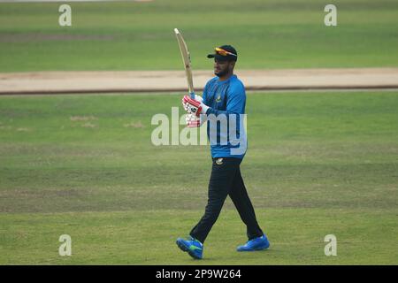 Tigerhauptmann Shakib Al Hasan, da das Bangladesch T20 Cricket Team vor dem zweiten Spiel der Serie bei der Sher-e Bangla National Cricke trainiert Stockfoto