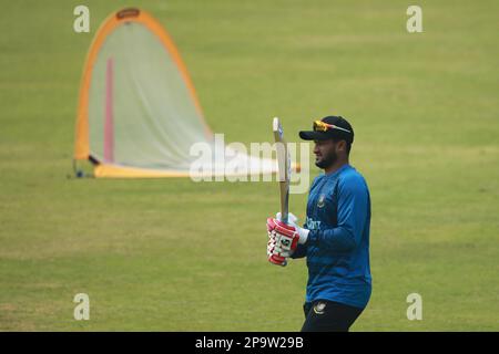 Tigerhauptmann Shakib Al Hasan, da das Bangladesch T20 Cricket Team vor dem zweiten Spiel der Serie bei der Sher-e Bangla National Cricke trainiert Stockfoto