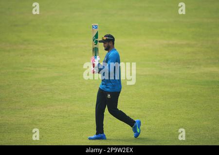 Tigerhauptmann Shakib Al Hasan, da das Bangladesch T20 Cricket Team vor dem zweiten Spiel der Serie bei der Sher-e Bangla National Cricke trainiert Stockfoto