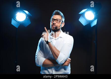Motivationslautsprecher mit Headset, das auf der Bühne läuft Stockfoto