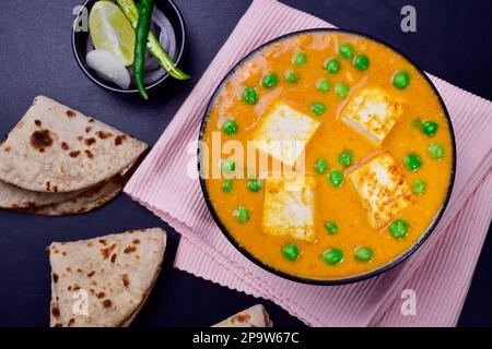 Matar Paneer mit tawa Roti und Salat, Erbsen und Hüttenkäse-Curry Stockfoto