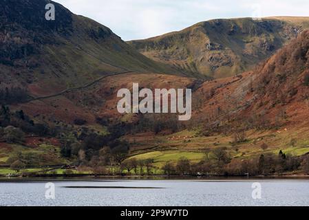 Wunderschöne Winterlandschaft mit Blick auf die Bergketten rund um Ullswater im Lake District vom Boot auf dem See aus Stockfoto