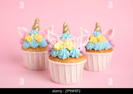 Süße süße Einhorn-Cupcakes auf pinkfarbenem Hintergrund Stockfoto