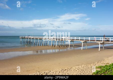 Holzpier am Torquay Beach, Hervey Bay, Queensland, Australien Stockfoto