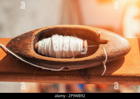 Nahaufnahme eines alten Holzfällers zum Handflechten. Altes Holzshuttle - antikes Pendelwebewerkzeug, Bootsshuttle für Handweberei Stockfoto