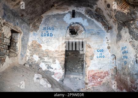 Kayakoy, Mugla, Türkei – 15. April 2022. Innenansicht eines gewölbten Zimmers im Afkule-Kloster, das an der Mittelmeerküste nahe Kay in Felsen gehauen wurde Stockfoto