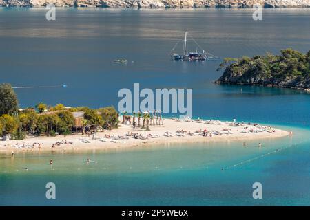 Oludeniz, Mugla, Türkei – 15. April 2022. Oludeniz Beach in Mugla, Türkei. Mit Personen anzeigen. Stockfoto