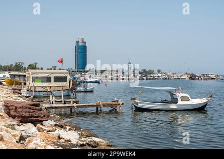 Izmir, Türkei – 5. Juni 2022. Ägäische Küste im Stadtviertel Balcova von Izmir, Türkei. Blick in Richtung Izmir Marina und Wyndham Grand Ozdilek Hotel, WIT Stockfoto