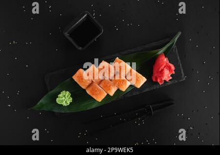 Philadelphia-Brötchen Sushi mit Lachs, geräuchertem Aal, Gurke, Avocado, Frischkäse, Roter Kaviar. Japanisches Essen. Stockfoto