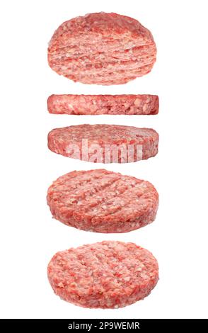 Frische, rohe Burgerpasteten auf weißem Hintergrund Stockfoto