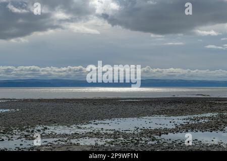 Blick über Llantwit Major Beach zum Bristol Channel vor der Glamorgan Heritage Coast in Südwales im März Stockfoto