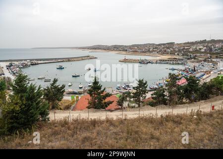 Blick über den Hafen des Stadtviertels Karaburun der Provinz Istanbul in der Türkei. Stockfoto