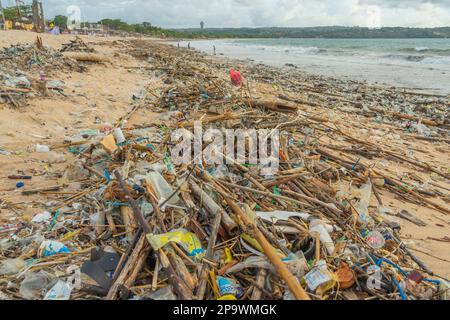 Jimbaran Beach, Indonasia - Februar 13,2023: Jimbaran Beach auf Bali voller Müll am Sandstrand Stockfoto