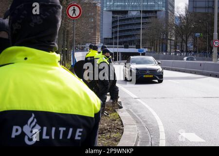 DEN HAAG - Polizeibeamte sind in Utrechtse Baan bereit für die Aktivisten des Aussterbens der Rebellion, die gegen fossile Subventionen vorgehen wollen. ANP PHIL NIJHUIS netherlands Out - belgien Out Credit: ANP/Alamy Live News Stockfoto