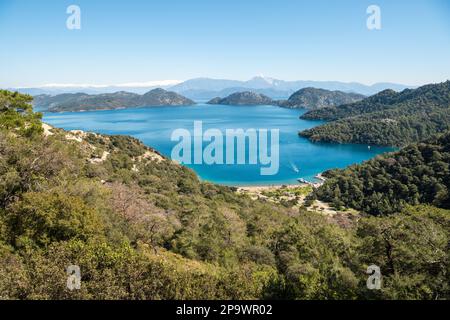 Sarsala Bay in der Nähe der Stadt Dalaman in der Provinz Mugla in der Türkei. Blick auf Domuz Adasi, Tersane Adasi Inseln und sogar den Berg Babadag im dist Stockfoto