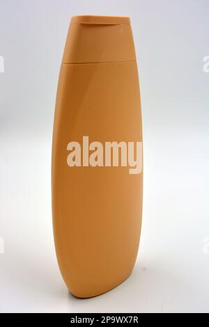 Wunderschöne braune Plastikflasche, Verpackung von Shampoo, Körperpflegecreme auf weißem Hintergrund. Stockfoto