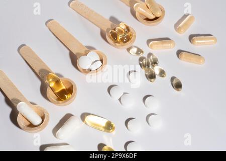 Löffel mit Vitaminen, Vitamin D, Omega 3, Omega 6, Nahrungsergänzungsöl gefülltes Fischöl, Vitamin A, Vitamin E, Leinsamenöl Stockfoto