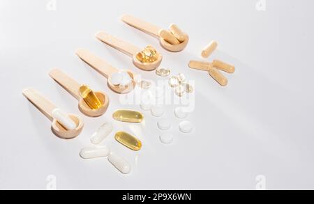 Löffel mit Vitaminen, Vitamin D, Omega 3, Omega 6, Nahrungsergänzungsöl gefülltes Fischöl, Vitamin A, Vitamin E, Leinsamenöl Stockfoto