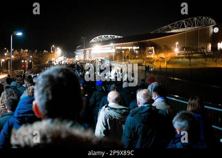 Besucher besuchen das AMEX Stadium, Brighton & Hove's Ground, um Brighton vs. Tottenham vom 16. März 2022 zu sehen Stockfoto