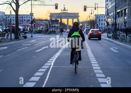 Radfahrer fahren auf der Straße unter den Linden in Richtung brandenburger Tor Stockfoto