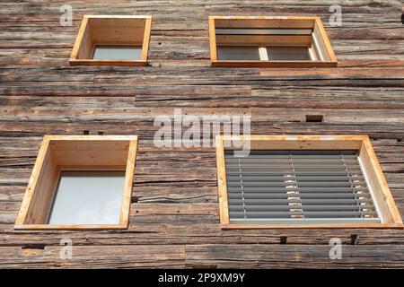 Moderne Fassade aus alten Holzbrettern Stockfoto