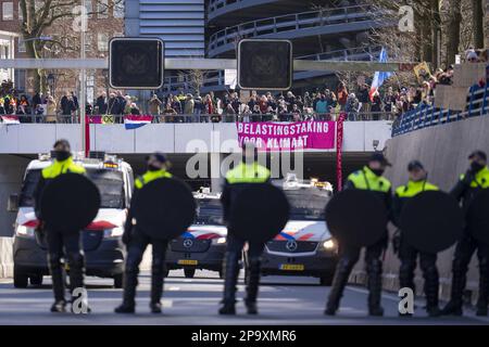 DEN HAAG - Polizeibeamte blockieren den Zugang zur A12, um Klimaschutzaktivisten vom Aussterben der Rebellion (XR) abzuhalten. Von verschiedenen Seiten betraten einige tausend Aktivisten die Utrechtsebaan, um am Eingang des Tunnels zu sitzen. ANP PHIL NIJHUIS netherlands Out - belgien Out Credit: ANP/Alamy Live News Stockfoto