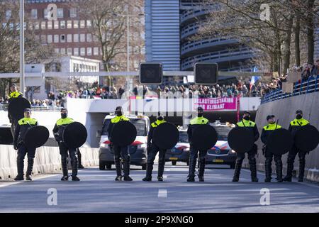 DEN HAAG - Polizeibeamte blockieren den Zugang zur A12, um Klimaschutzaktivisten vom Aussterben der Rebellion (XR) abzuhalten. Von verschiedenen Seiten betraten einige tausend Aktivisten die Utrechtsebaan, um am Eingang des Tunnels zu sitzen. ANP PHIL NIJHUIS netherlands Out - belgien Out Credit: ANP/Alamy Live News Stockfoto