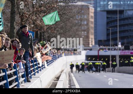 DEN HAAG - Polizeibeamte blockieren den Zugang zur A12, um Klimaschutzaktivisten vom Aussterben der Rebellion (XR) abzuhalten. Von verschiedenen Seiten betraten einige tausend Aktivisten die Utrechtsebaan, um am Eingang des Tunnels zu sitzen. ANP PHIL NIJHUIS netherlands Out - belgien Out Credit: ANP/Alamy Live News Stockfoto