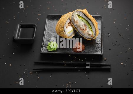 Gebratener, heißer Reisburger. Asiatisches Küchenkonzept. Japanischer Sushi-Burger Stockfoto