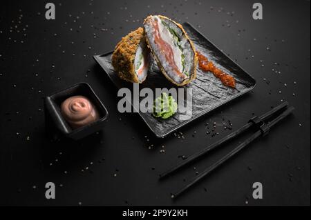 Gebratener, heißer Reisburger. Asiatisches Küchenkonzept. Japanischer Sushi-Burger Stockfoto
