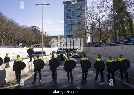 DEN HAAG - Polizeibeamte blockieren den Zugang zur A12, um Klimaschutzaktivisten vom Aussterben der Rebellion (XR) abzuhalten. Von verschiedenen Seiten betraten einige tausend Aktivisten die Utrechtsebaan, um am Eingang des Tunnels zu sitzen. ANP PHIL NIJHUIS netherlands Out - belgien Out Credit: ANP/Alamy Live News Stockfoto