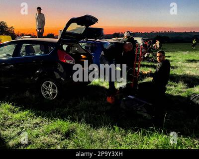 Leute, die auspacken und auf Autos stehen, bei der Ankunft beim Glastonbury Festival 2022 Stockfoto