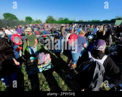 Warten Sie in der Schlange für das Glastonbury Festival 2022, da die Tore für die Öffentlichkeit am Mittwochmorgen 08:00 Uhr geöffnet werden Stockfoto