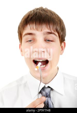 Teenager mit einer Zigarette auf der Gabel isoliert auf weißem Hintergrund Stockfoto