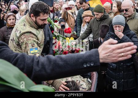 (HERAUSGEBER ANMERKUNG: Bild zeigt den Tod)Familie und Freunde sowie gewöhnliche Bewohner von Kiew verabschieden sich von dem Verstorbenen. Gedenkfeier für ukrainischen Offizier und legendären Held der Ukraine Dmytro Kotsiubaylo, Codename „Da Vinci“, am Unabhängigkeitsplatz in Kiew, Ukraine, Freitag, 10. März 2023. Kotsiubaylo wurde vor drei Tagen in einer Schlacht nahe Bakhmut in der Donezk-Region getötet. Tausende kamen, um Da Vinci die letzte Ehre zu erweisen. Insbesondere ist Präsident Wladimir Zelenski gekommen, um dem Helden seine letzte Ehre zu erweisen. Stockfoto