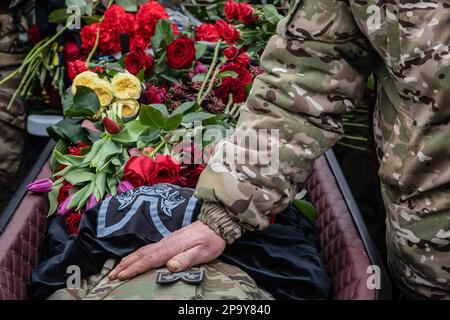 (HERAUSGEBER ANMERKUNG: Bild zeigt den Tod)Ein Blick auf einen Waffenbruder auf der Brust des verstorbenen ukrainischen Helden. Gedenkfeier für ukrainischen Offizier und legendären Held der Ukraine Dmytro Kotsiubaylo, Codename „Da Vinci“, am Unabhängigkeitsplatz in Kiew, Ukraine, Freitag, 10. März 2023. Kotsiubaylo wurde vor drei Tagen in einer Schlacht nahe Bakhmut in der Donezk-Region getötet. Tausende kamen, um Da Vinci die letzte Ehre zu erweisen. Insbesondere ist Präsident Wladimir Zelenski gekommen, um dem Helden seine letzte Ehre zu erweisen. Stockfoto