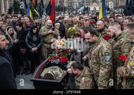 (HERAUSGEBER ANMERKUNG: Bild zeigt den Tod)Blick auf den Sarg mit dem verstorbenen Da Vinci Hero der Ukraine dekoriert mit Blumen und umgeben von Verwandten, Freunden und anderen Soldaten. Gedenkfeier für ukrainischen Offizier und legendären Held der Ukraine Dmytro Kotsiubaylo, Codename „Da Vinci“, am Unabhängigkeitsplatz in Kiew, Ukraine, Freitag, 10. März 2023. Kotsiubaylo wurde vor drei Tagen in einer Schlacht nahe Bakhmut in der Donezk-Region getötet. Tausende kamen, um Da Vinci die letzte Ehre zu erweisen. Insbesondere ist Präsident Wladimir Zelenski gekommen, um dem Helden seine letzte Ehre zu erweisen. Stockfoto