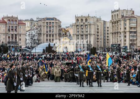 Trauerzeremonie auf dem Unabhängigkeitsplatz in Kiew für den legendären ukrainischen Helden Da Vinci. Gedenkfeier für ukrainischen Offizier und legendären Held der Ukraine Dmytro Kotsiubaylo, Codename „Da Vinci“, am Unabhängigkeitsplatz in Kiew, Ukraine, Freitag, 10. März 2023. Kotsiubaylo wurde vor drei Tagen in einer Schlacht nahe Bakhmut in der Donezk-Region getötet. Tausende kamen, um Da Vinci die letzte Ehre zu erweisen. Insbesondere ist Präsident Wladimir Zelenski gekommen, um dem Helden seine letzte Ehre zu erweisen. (Foto: Mykhaylo Palinchak/SOPA Images/Sipa USA) Stockfoto