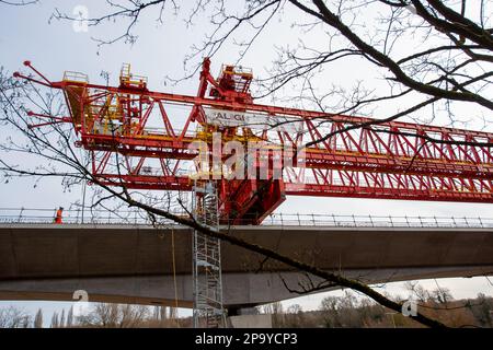 Denham, Buckinghamshire, Großbritannien. 11. März 2023. Der HS2 High Speed Rail 2 Colne Valley Viadukt wird in Denham gebaut. Das Viadukt überquert jetzt die A412 London Oribtal Road. Dominque, ein riesiger, 160m m langer, orangefarbener Trägerbalken mit 700 Tonnen Gewicht, windet die Segmente von Dielen aus vorgegossenem Beton auf 56 Pier-Segmente. Die „Birmingham to Crewe“-Phase von HS2 wurde aufgrund der steigenden Kosten für zwei Jahre zurückgestellt. Kredit: Maureen McLean/Alamy Live News Stockfoto