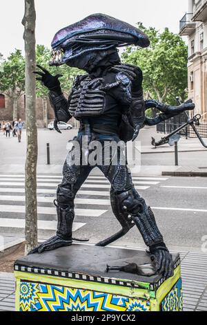 Alles schwarze Alien-Figur, La Rambla, Barcelona, Spanien Stockfoto