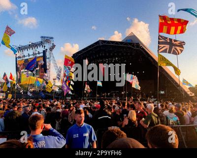 Eine riesige Menschenmenge wartet darauf, dass Paul McCartney den Slot mit den Schlagzeilen am Samstagabend auf der berühmten Pyramidenbühne beim Glastonbury Festival 2022 aufführt Stockfoto