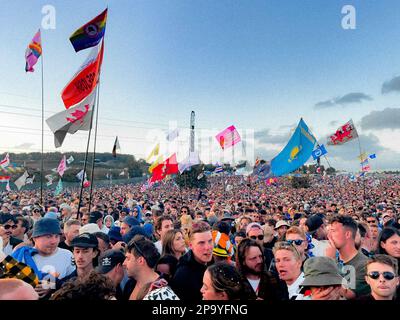 Eine riesige Menschenmenge wartet darauf, dass Paul McCartney den Slot mit den Schlagzeilen am Samstagabend auf der berühmten Pyramidenbühne beim Glastonbury Festival 2022 aufführt Stockfoto