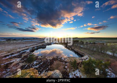 Sonnenuntergang bei Cawfields an der Hadrian's Wall im Winter mit Blick nach Westen, Northumberland, england, Großbritannien Stockfoto