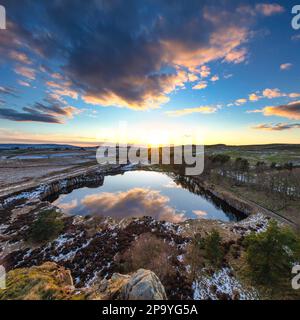 Sonnenuntergang bei Cawfields an der Hadrian's Wall im Winter mit Blick nach Westen, Northumberland, england, Großbritannien Stockfoto