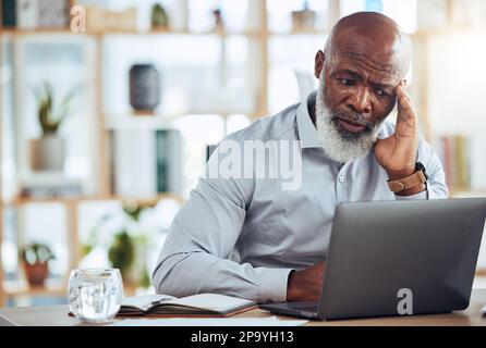 Stress, Kopfschmerzen und frustrierter Schwarzer auf einem Notebook im Büro mit einem 404-Technologiefehler, einer Krise oder einem Online-Problem. Geschäft, Burn-out und Computer Stockfoto