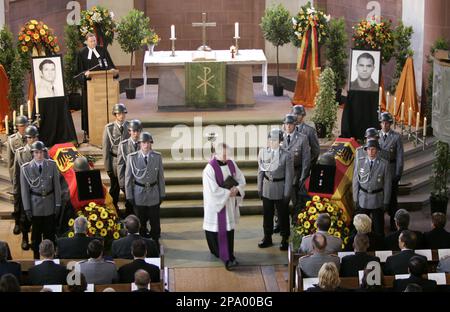 Eine Ehrenwache Der Bundeswehr Steht Am Dienstag, 24.Juni 2008, In Der ...