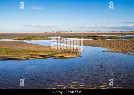 Blick auf Hoylake über Gezeitenbecken von Little Hilbre Island in Dee Estuary bei Ebbe. West Kirby, Wirral Peninsula, Merseyside, England, Großbritannien Stockfoto