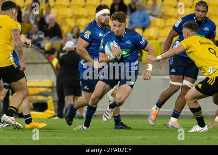 Wellington, Neuseeland. 11. März 2023. Beauden Barrett (Auckland Blues 10) will einen Durchbruch machen. Wellington Hurricanes gegen Auckland Blues im Sky Sport Stadium in Wellington, Neuseeland. Super Rugby. Blues gewinnt 25:19. (Joe Serci - SPP) Kredit: SPP Sport Press Photo. Alamy Live News Stockfoto